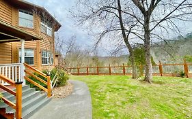 5Bedrooms*4King Beds*Outstanding Location*Hottub*